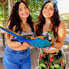 Girls with blue parrot - Wild Canyon Park Pas