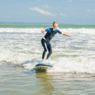 Girl surfing - Surf Experience