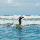 Girl surfing - Surf Experience